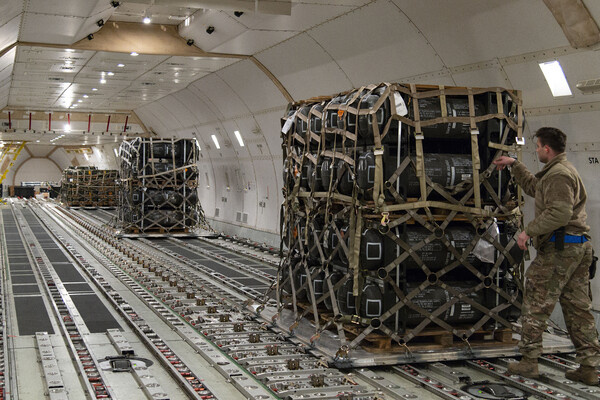 Roland Balik/US Air Force/Global Look Press   📷