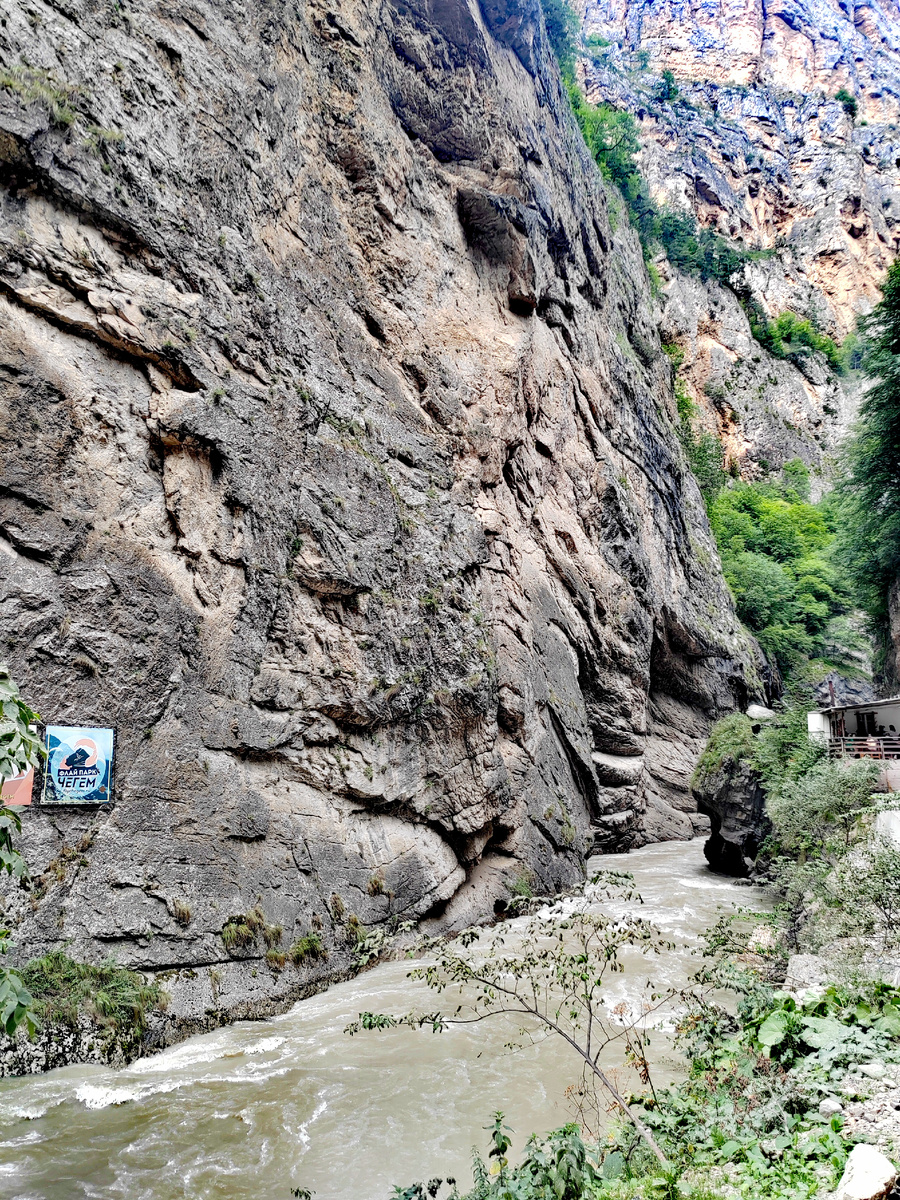 Река Чегем в Чегемском ущелье рядом с водопадами. Фото автора