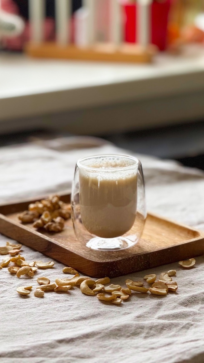 Вот такое миндальное молоко у нас получается