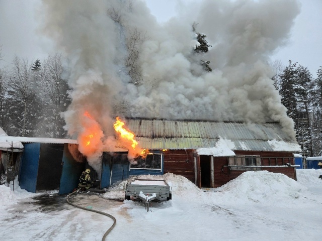    Оборудование для заливки льда сгорело в КостомукшеХоккейный клуб Костомукши «Рыси»