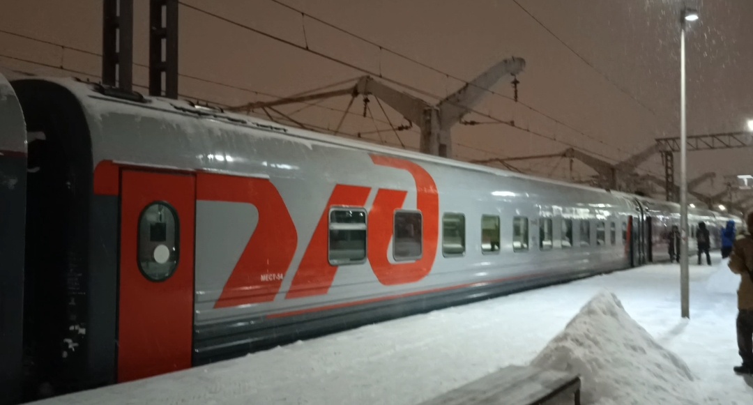 Когда вижу поезд, всегда охватывает приятное волнение! Предвкушение путешествия! Приезжаю заранее. Не люблю опаздывать, поэтому что знаю, поезд и самолëт никогда меня не подождут. Лучше приехать пораньше. 