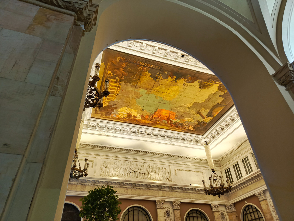 В здании вокзала просторные общественные места, с большими зеркалами. 