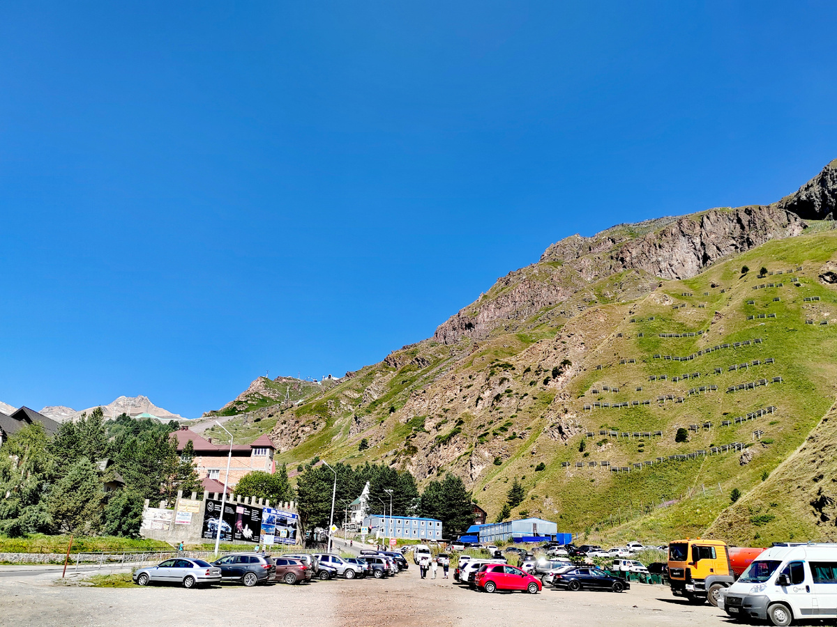 Поляна Азау. Отсюда начинается подъем на  Эльбрус на канатных дорогах. Фото автора