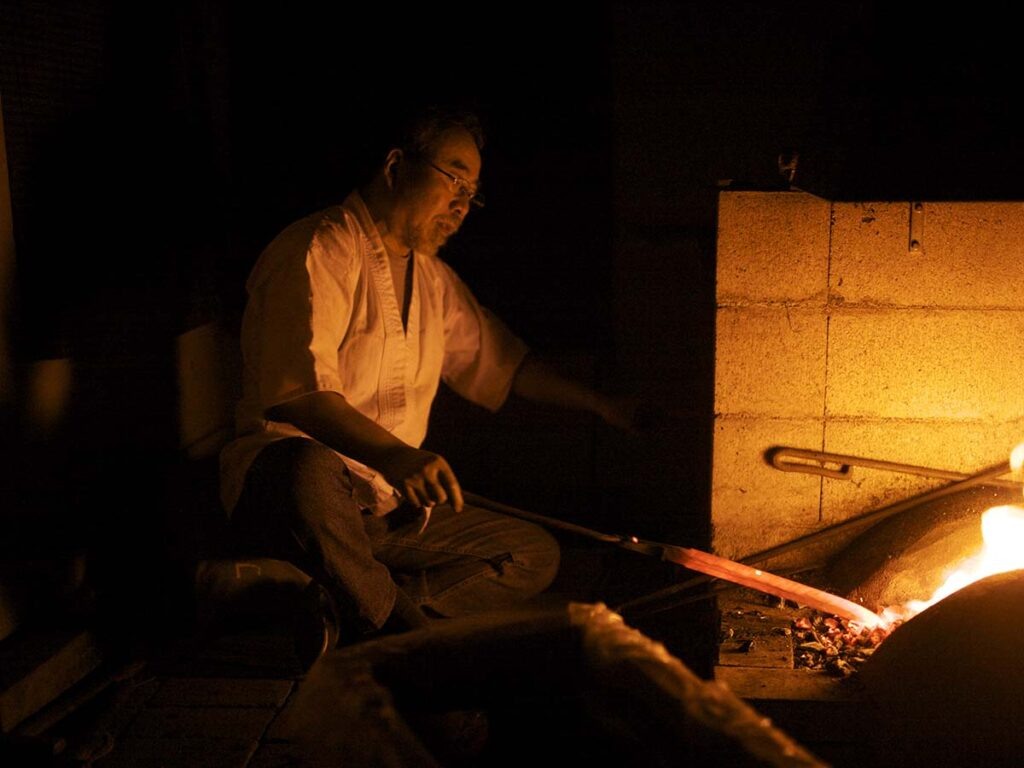 Японский мастер Есиндо Йошихара показывает технику якире — быстрой закалки меча — на одной из своих демонстраций.