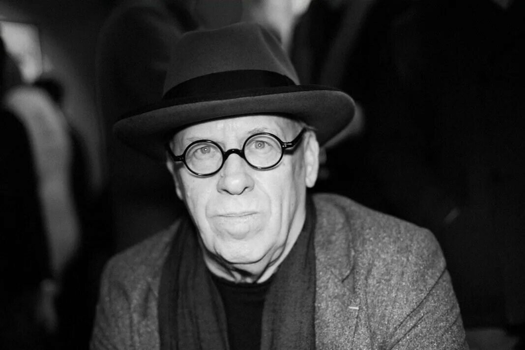 Джозеф (Йозеф) Кошут — один из пионеров концептуального искусства. Известен инсталляциями, которые смещают акцент в искусстве с визуальной формы на идею и язык. 