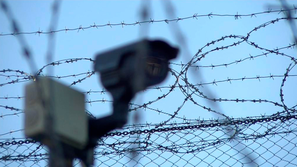    Тюрьма колония колючая проволока