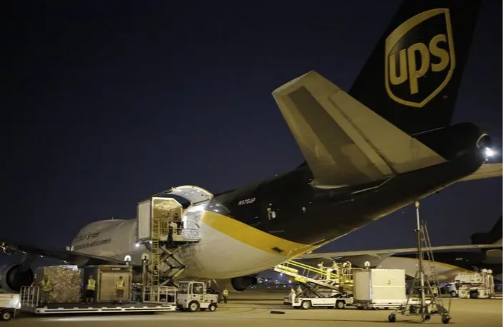 Груз погружают в Boeing 747 компании UPS. (Bloomberg)