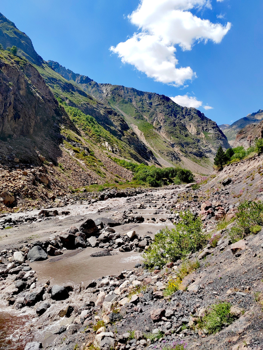 Путь к водопаду Азау по ущелью реки Баксан, Кабардино-Балкария. Фото автора