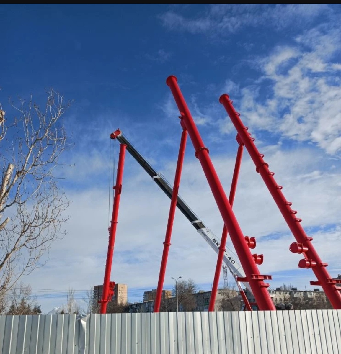 Монтаж колёса обозрения на бульваре Энгельса