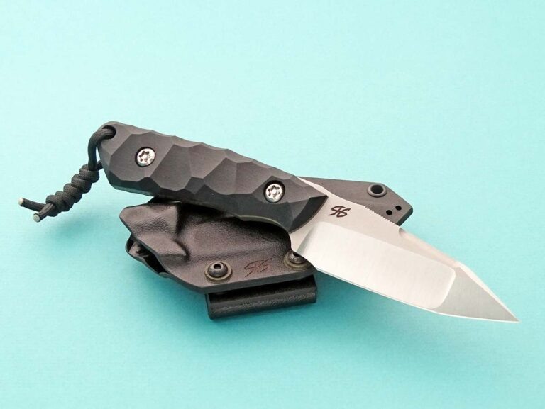 Вырез на лезвии перед гардой тактического ножа Rebel от Петра Госьняка улучшает контроль с помощью большого или указательного пальца.