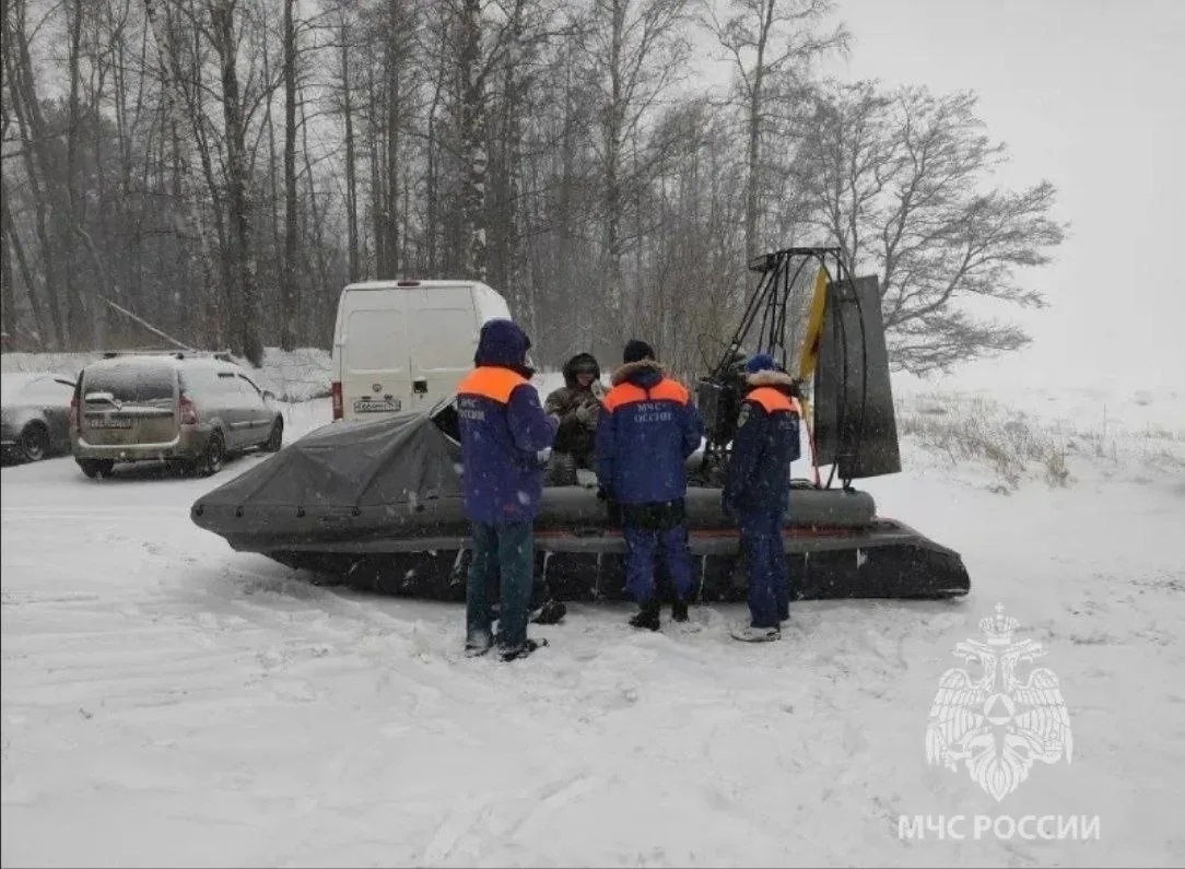    На Финском заливе спасли 19 рыбаков, застрявших на отколовшейся льдинеМЧС по Ленинградской области