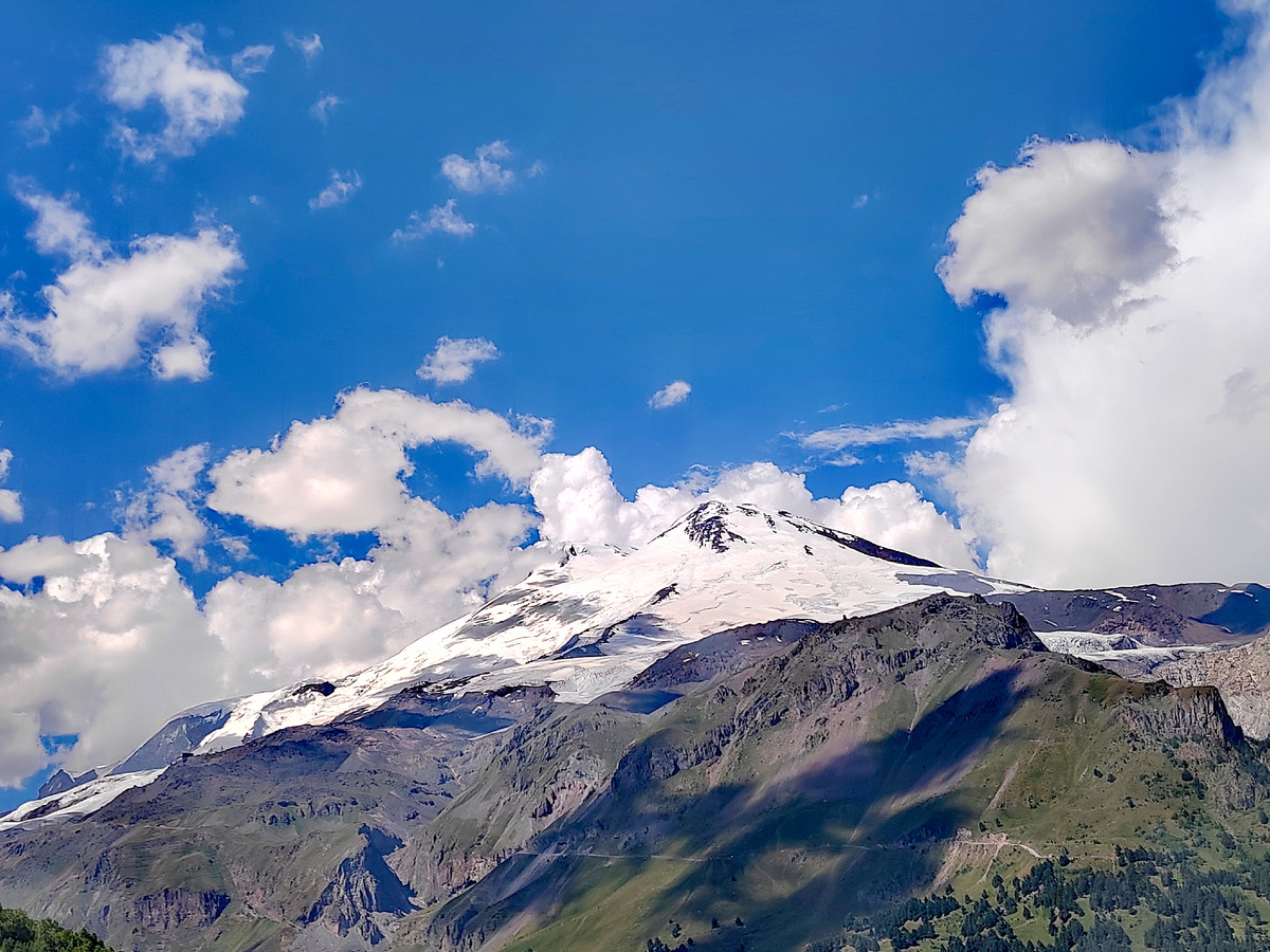 Вид на Эльбрус с канатной дороги на Чегете. Кабардино-Балкария. Фото автора
