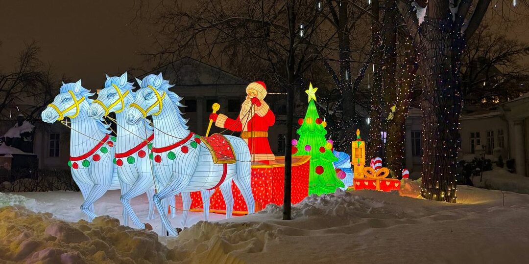 Застала Новый год на Поварской в конце февраля