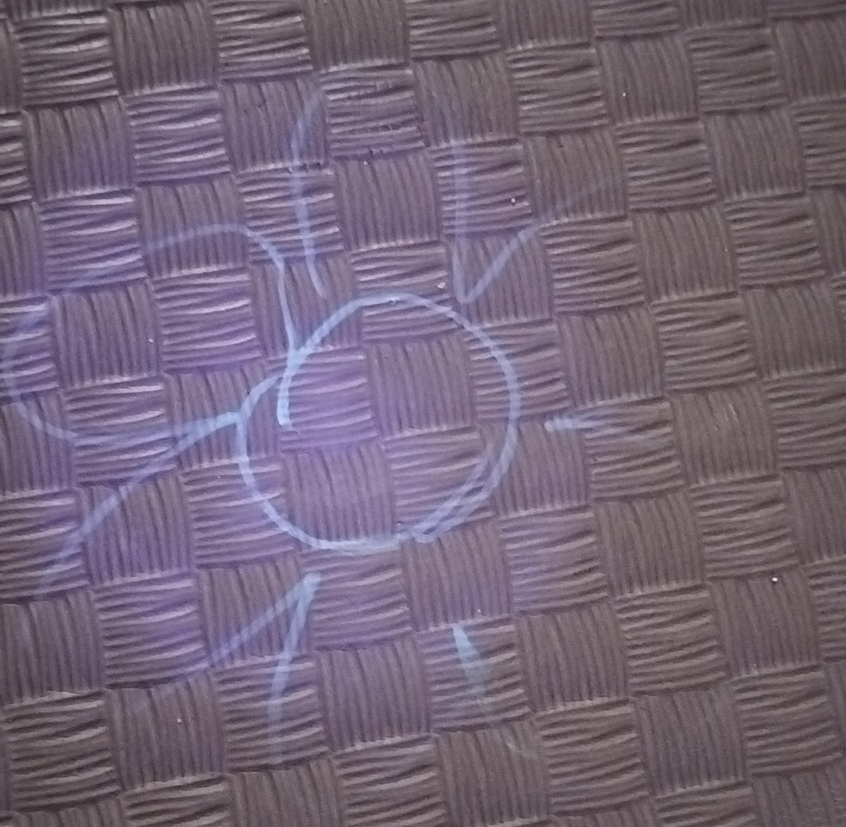 Шпионские ручки, след от которых видно только с фонариком, он на колпачке. Мне они вышли бесплатно