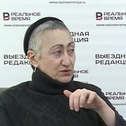    — Вчера, мы видим, разыгралась война между Пакистаном и Афганистаном. Пакистан объявил войну Афганистану. И это первая серия, или preliminary game по-английски. США сосредоточили огромную армаду и вооруженные силы. В Израиль постоянно шла доставка вооружений со стороны США, это свидетельствовало о том, что все-таки Трампа доломают и втянут его в качестве «частной военной компании» для хаотизации всего Ближнего Востока. Конечно, он получит удары. Ормузский пролив будет перекрыт и так далее, — заявила она.