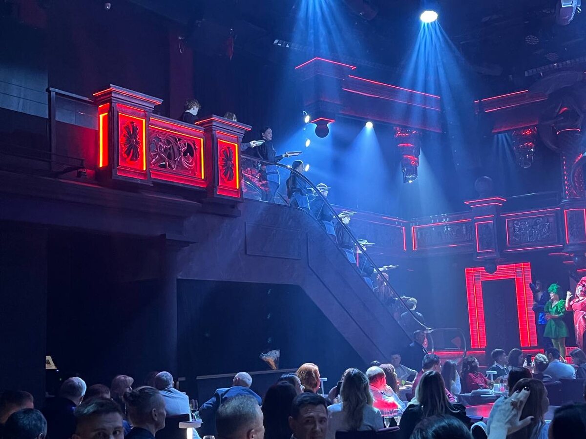 официанты спускаются на эскалаторе с горячим))