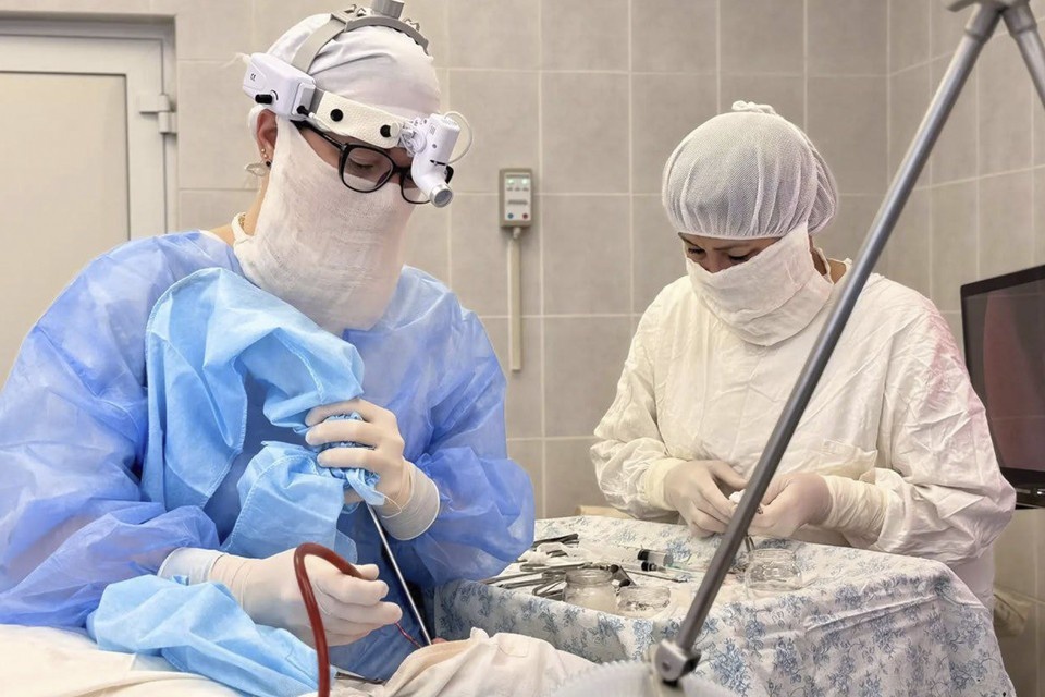    Оборудование оснащено двумя мониторами высокого разрешения, позволяющими хирургу детально визуализировать анатомические структуры полости носа. Фото: правительство Оренбургской области