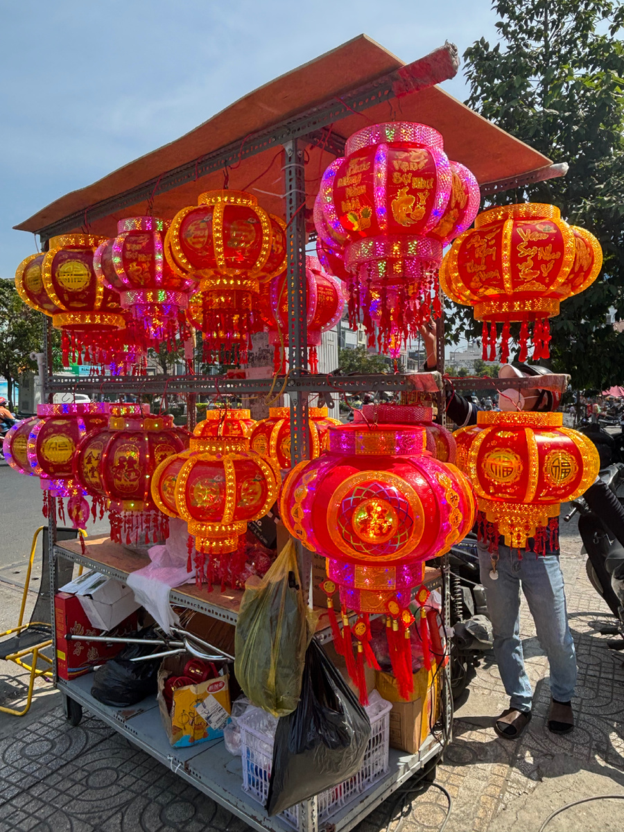 Алые фонари — как пульс предстоящего Нового года.