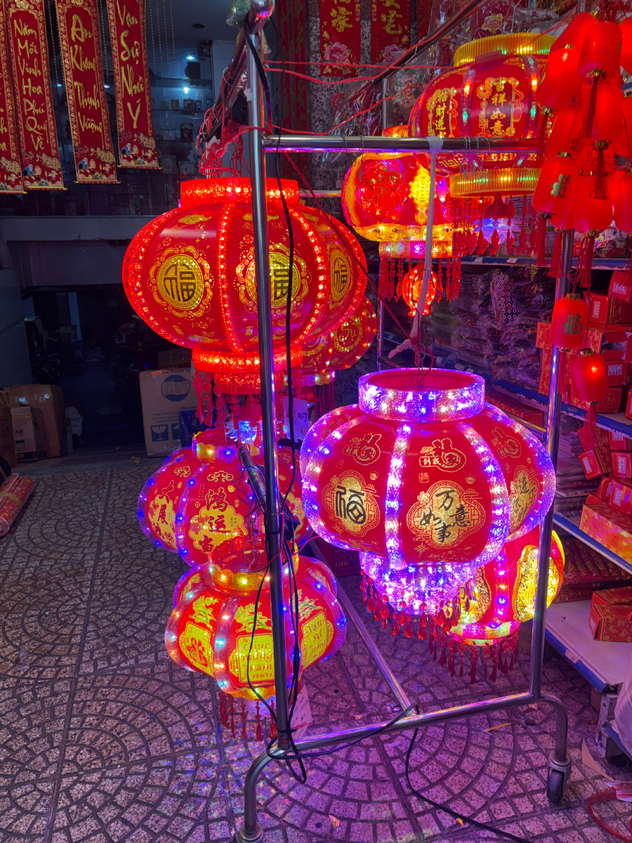 Фонари зажигаются — город становится глубже и теплее.