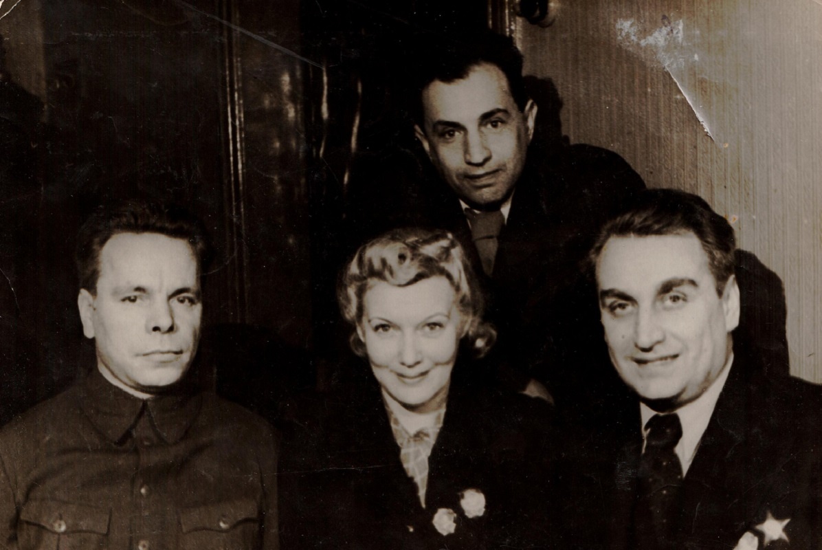    Ответственный редактор газеты Михаил Камчатов, Любовь Орлова, Григорий Александров и директор эстрадного театра (фамилия на обороте неразборчиво).