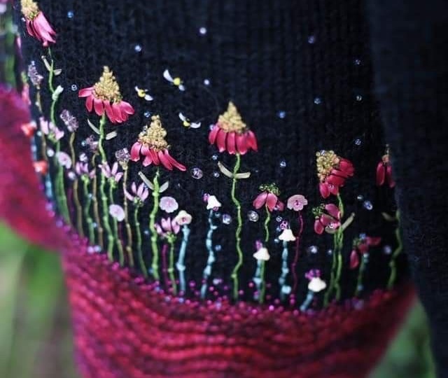 Вышивка по вязаному полотну - украшаем детскую и женскую одежду цветами