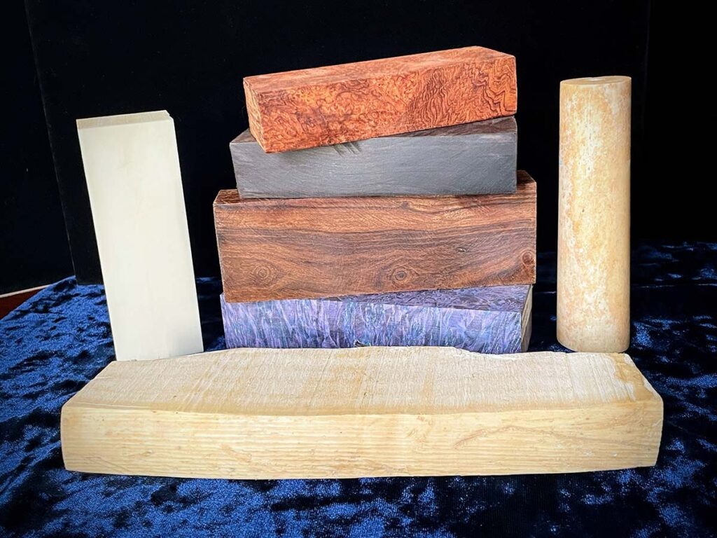 При выборе материала для рифленой рукояти кинжала, украшенной проволокой, не стоит ориентироваться только на практичность. Этот проект потребует от вас значительных усилий, поэтому важно, чтобы он также был эстетически привлекательным.