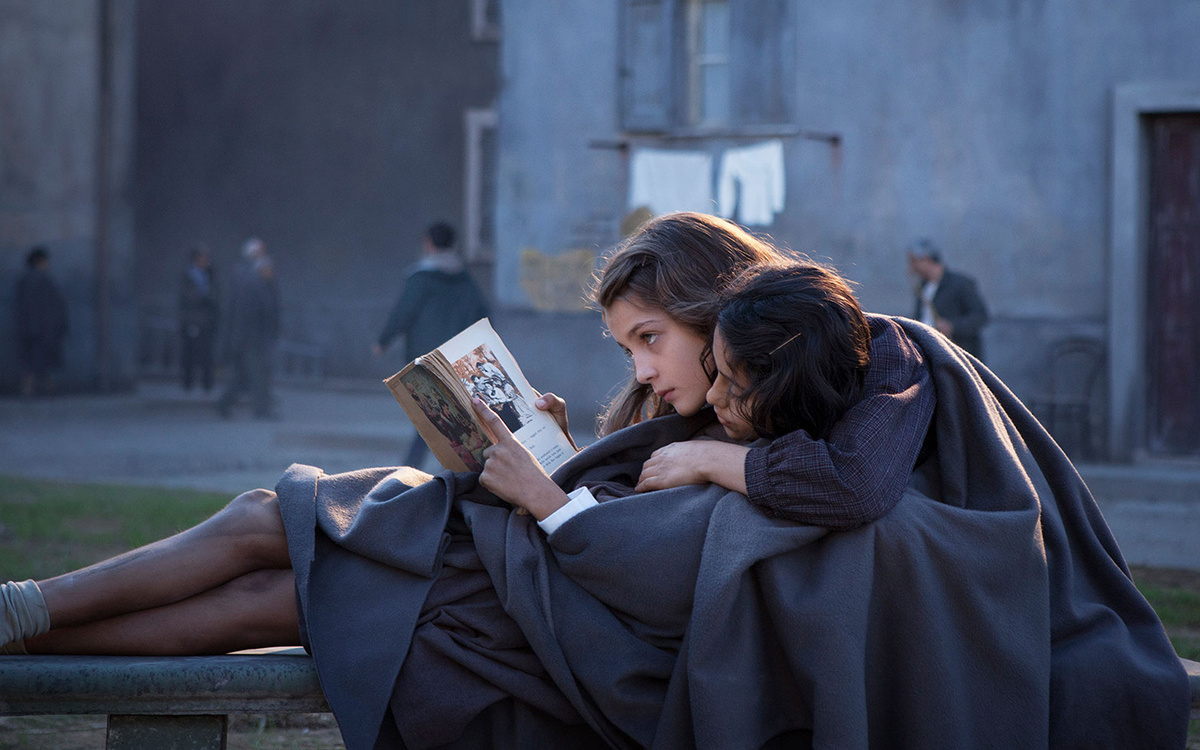 Кадр из сериала "Моя гениальная подруга" по мотивам книги. Кинопоиск