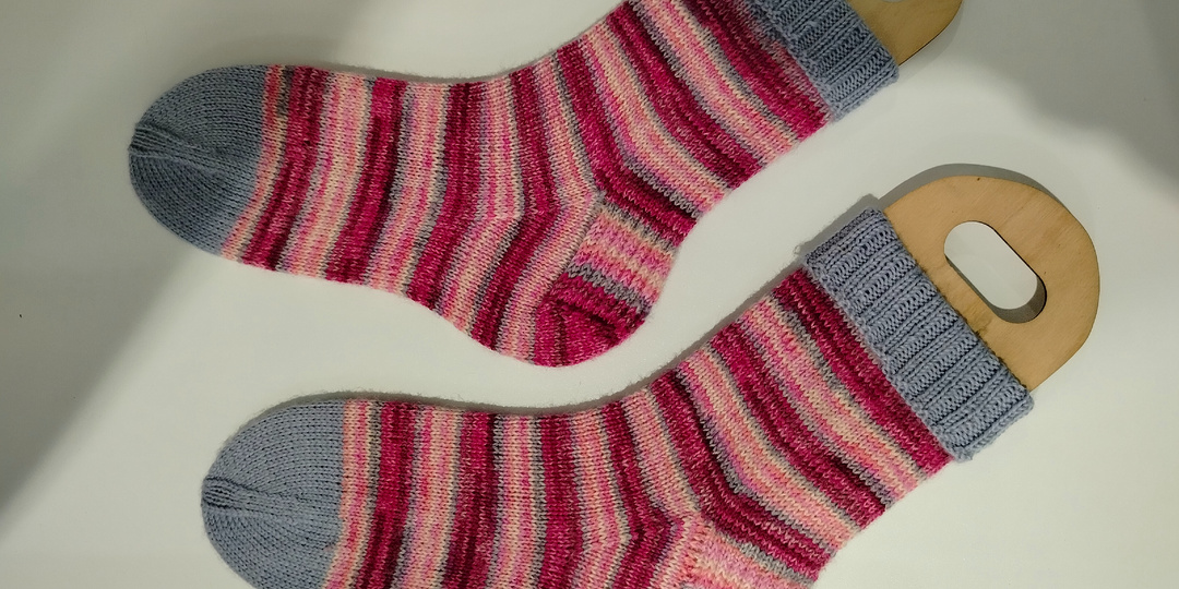 Носочки женские спицами. Декабрьские полосатики