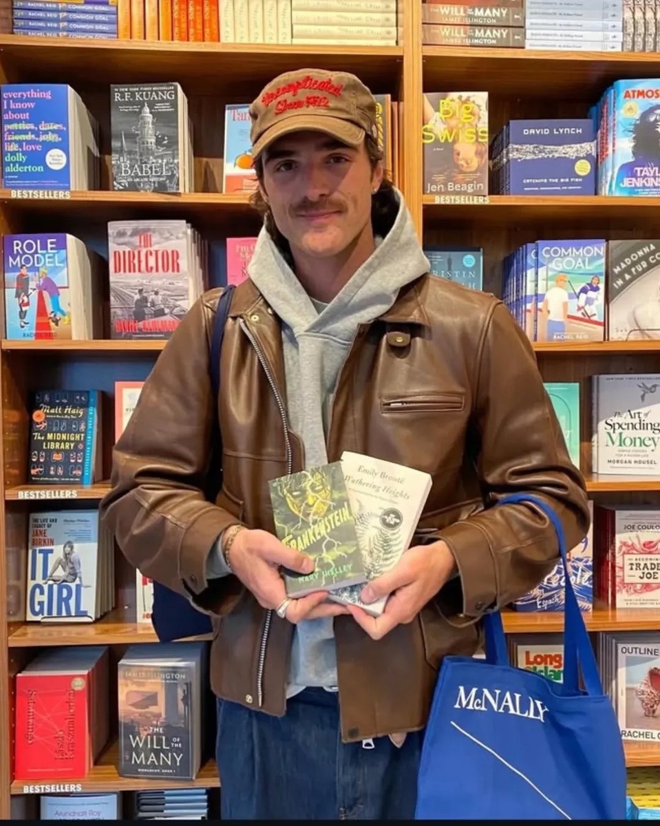 Джейкоб Элорди с двумя книгами, прославившими его:)