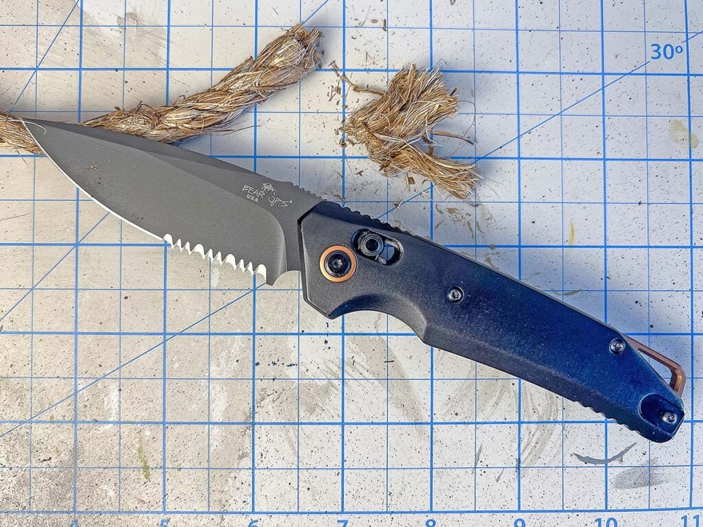 Лезвие пилы Bear Ops KATAKT II универсально и подходит для резки плотных материалов, таких как картон или веревка.