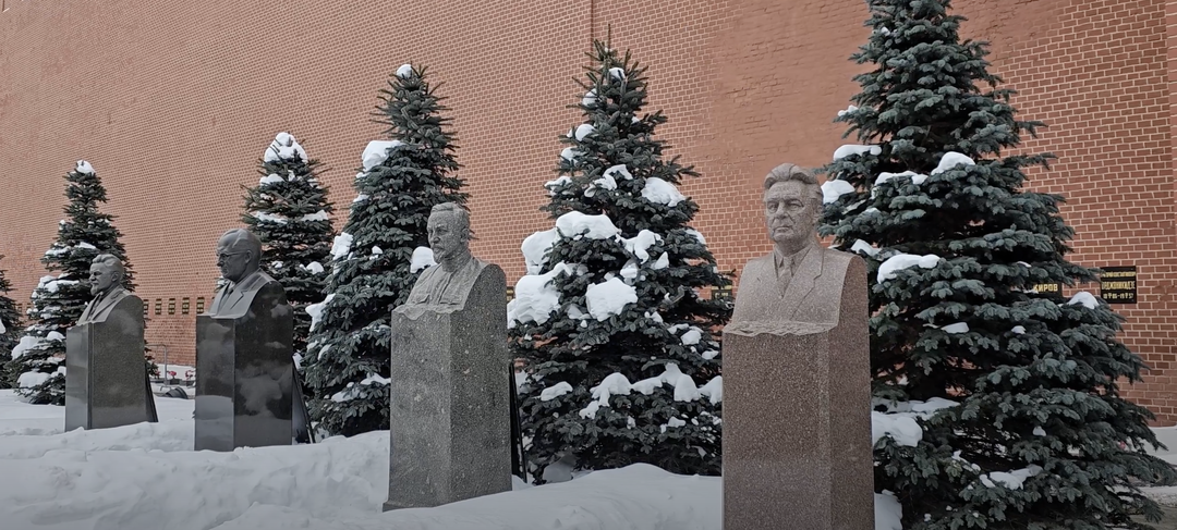 Кладбище у всех на виду: кто спит за спиной Ильича и как попасть в закрытую зону Кремля