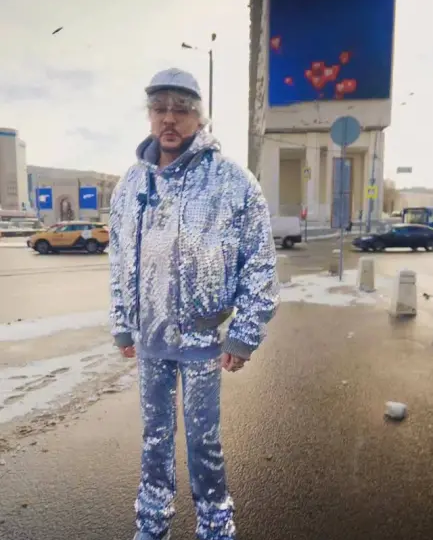 Это кто такой нарядный вышел на прогулку? Или как Филипп Бедросович серые будни раскрашивал