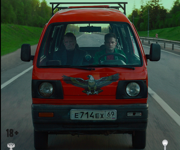 Алексей Серебряков и Евгений Ткачук в фильме Александра Ханта «Как Витька Чеснок вёз Лёху Штыря в дом инвалидов», 2017, рейтинг IMDb 7,1. Фото https://www.kinopoisk.ru