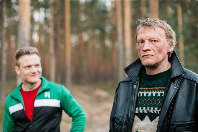 Алексей Серебряков и Евгений Ткачук в фильме Александра Ханта «Как Витька Чеснок вёз Лёху Штыря в дом инвалидов», 2017, рейтинг IMDb 7,1. Фото https://www.kinopoisk.ru