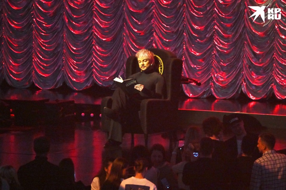    Задумчивый Киркоров сидит с томиком Достоевского в центре сцены и осматривает зал дозором Иван МАКЕЕВ