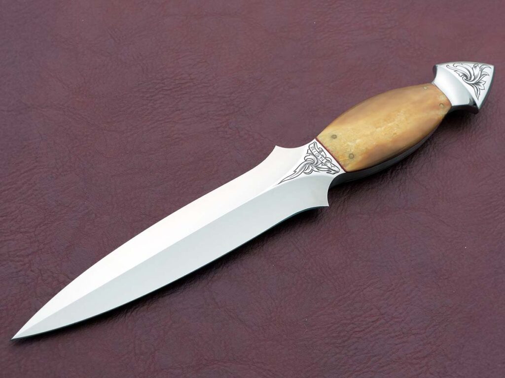 Вилли Рини славился своим кинжалами с гравировкой, выполненной Роном Скаггсом.