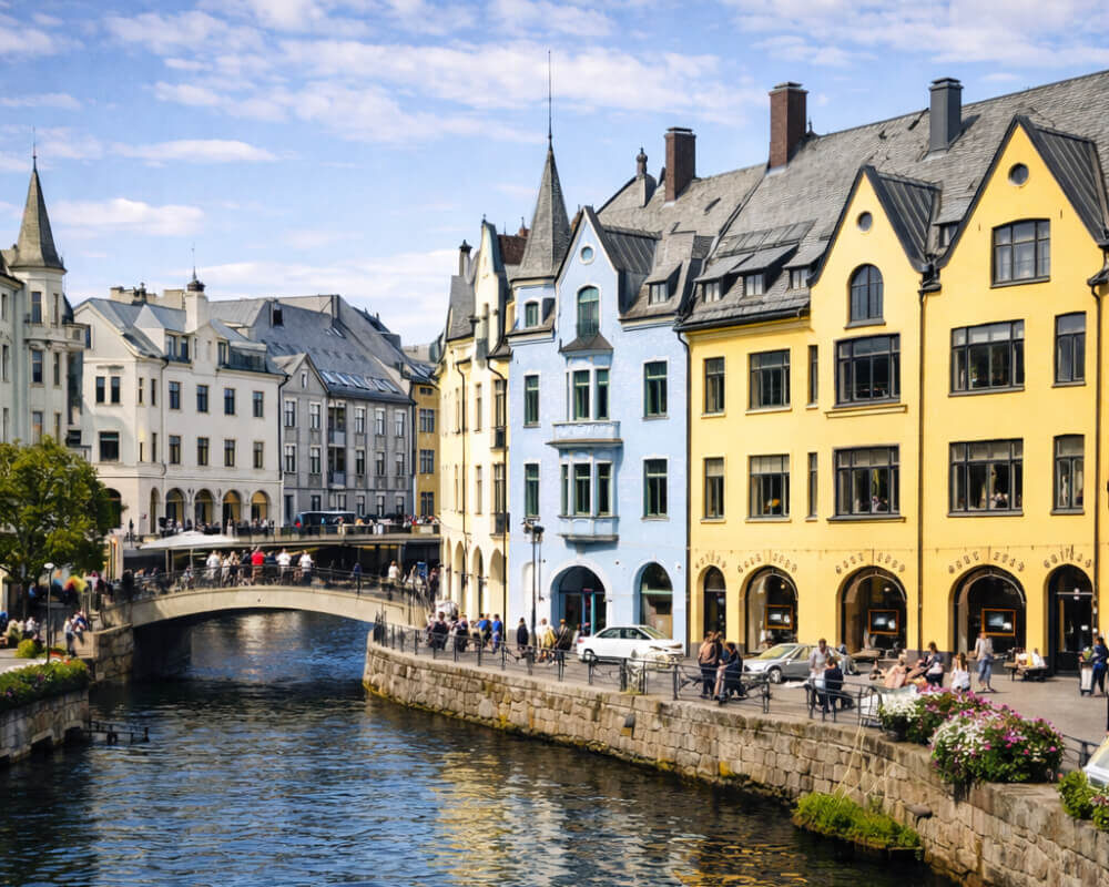 Даже без посещения музеев город читается как «открытая архитектурная экспозиция