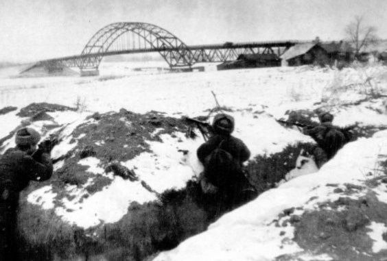 2. Линия обороны рядом с автомобильным мостом через канал. Ленинградское шоссе. Фото из интернета. Зима 1941
