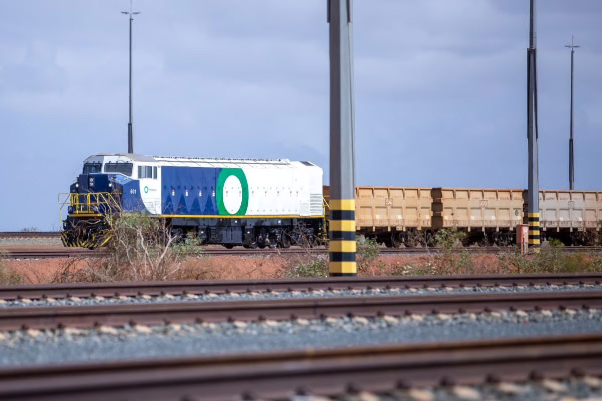 Состав с аккумуляторным локомотивом линейки SD70J-BB от Progress Rail в Австралии. Источник: Fortescue