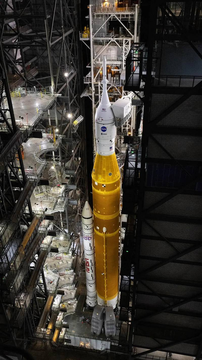 Ракета SLS и капсула Orion миссии «Артемида II» заезжают в сборочный корпус 25 февраля 2026 года для ремонта неисправностей в гелиевой системе. После корректировок ракета вернется на стартовую площадку,. Фото: НАСА/Cory Huston.