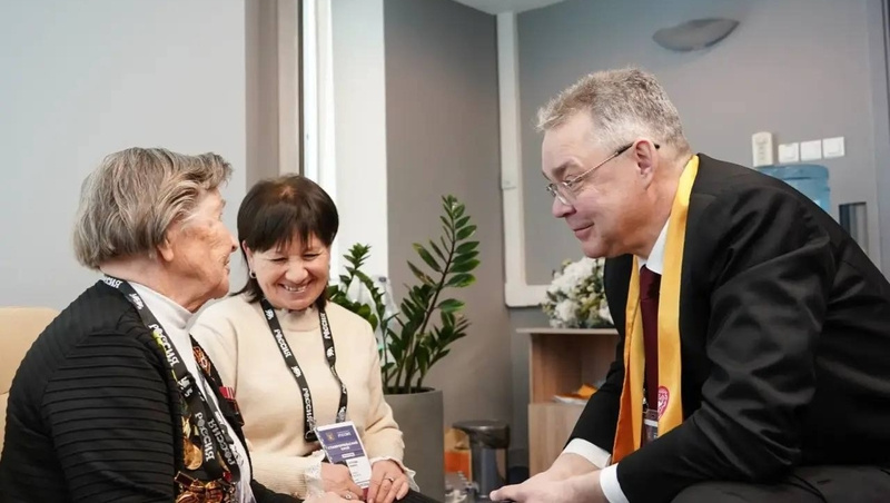    Глава региона на встрече с ветераном Фото: Пресс-служба губернатора Ставрополья Владимира Владимирова