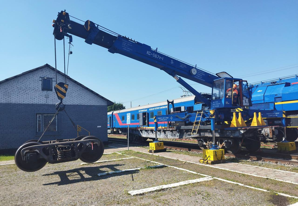Опытный кран-укосина малой грузоподъемности от экспериментального завода Октябрьской железной дороги. Источник: Октябрьская магистраль/Гудок