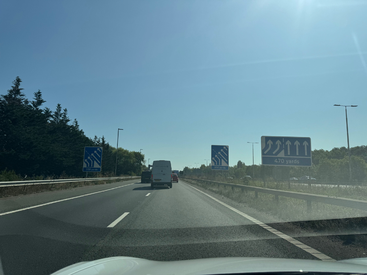 Знаки на дорогах