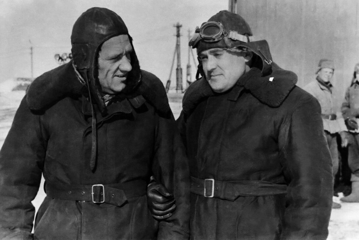 Главный конструктор и начальник отдела автономных систем управления ракет Н.А. Пилюгин (слева) и председатель Совета главных конструкторов СССР С.П. Королев на ракетном полигоне Капустин Яр. Астраханская область. 1947 год. Главархив Москвы / commons.wikimedia.org