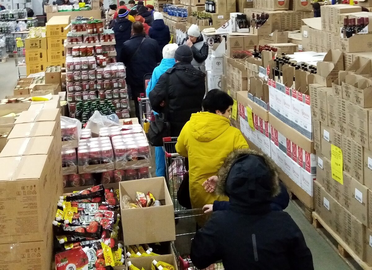 в последнее время здесь толпы