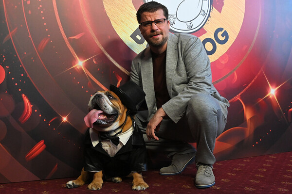 Актер Гарик Харламов на открытии сети своих ресторанов «Hot Dog Bulldog» в Москве, 2021 год / Евгений Одиноков/РИА Новости   📷