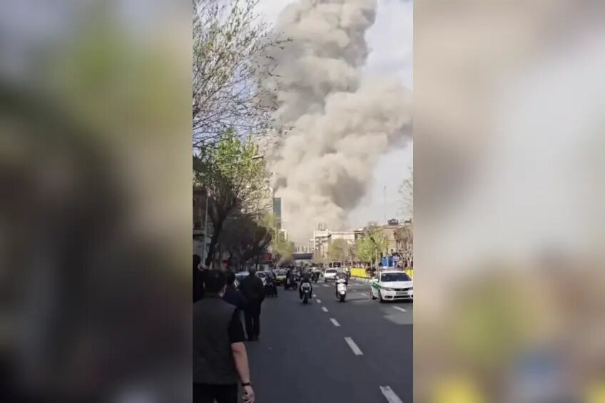    Дым на месте израильского удара по Тегерану. Фото: кадр видео из соцсетей