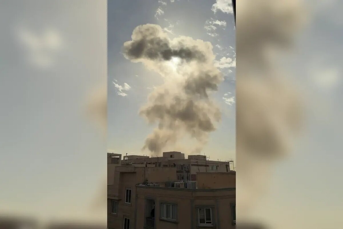    Дым на месте израильского удара по Тегерану. Фото: кадр видео из соцсетей