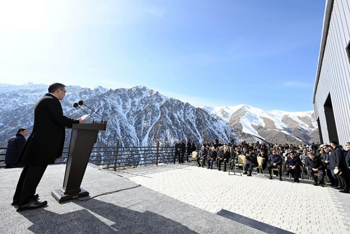    Президент Кыргызстана Садыр Жапаров принял участие в официальном открытии нового гондольныго подъемника.