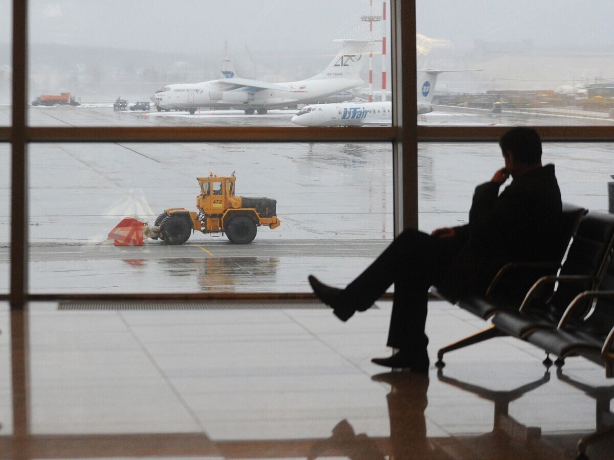    Пассажир ожидает вылета в аэропорту "Внуково" | © РИА Новости / Артем Житенев